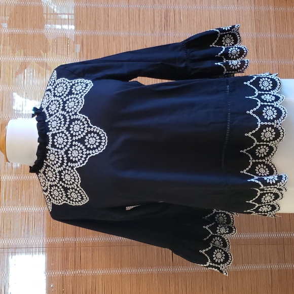 Gap Black & White Embroidered 3/4 Bell Sleeve Top Size Medium - Picture 1 of 12